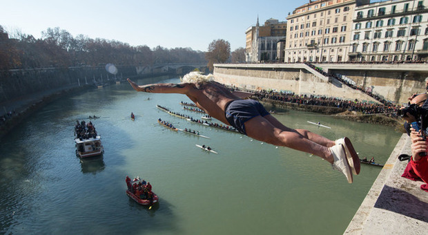 Lo sapevate? A Capodanno è tradizione tuffarsi nel Tevere