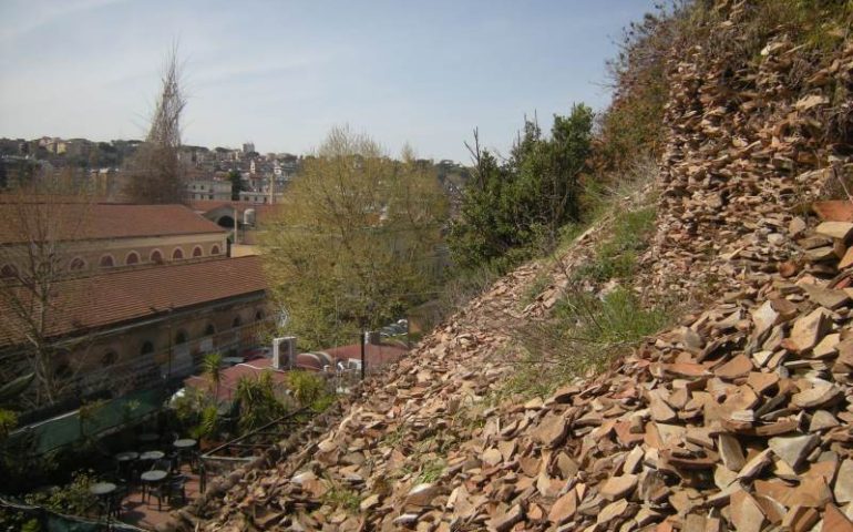 Lo sapevate? Per formare la collina del Testaccio ci sono volute 50 milioni di anfore: perché furono buttate?
