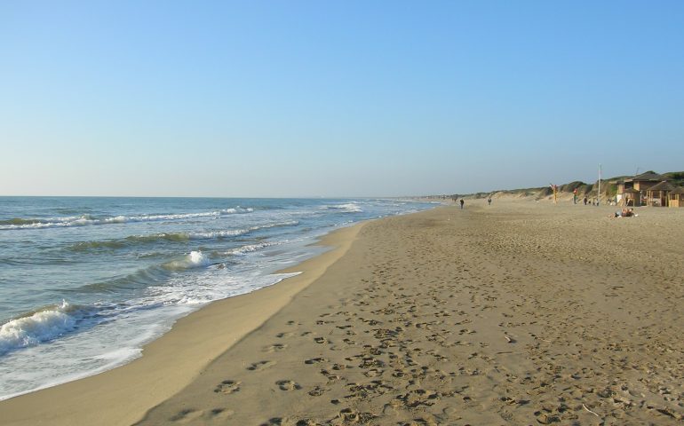 Capocotta, spiaggia di misteri ad Ostia. Tra le dune dell’oasi naturale nudista e naturista, il controverso caso Montesi e Rino Gaetano