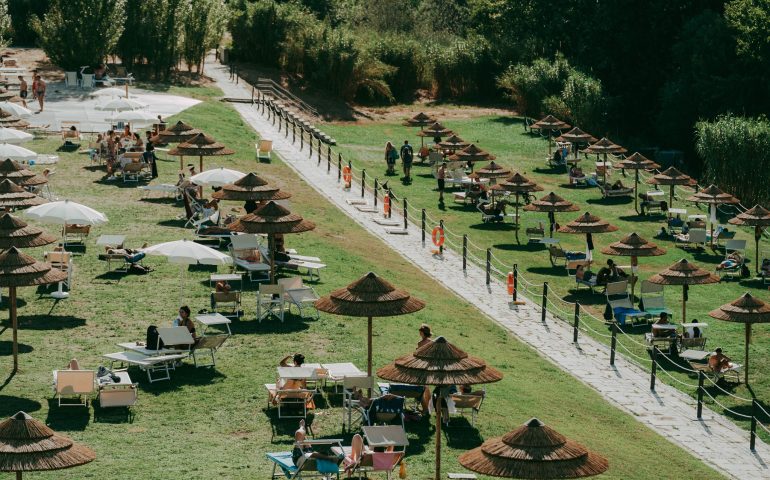 Lo sapevate? A Roma esiste una spiaggia vicino al Tevere sotto ponte Marconi