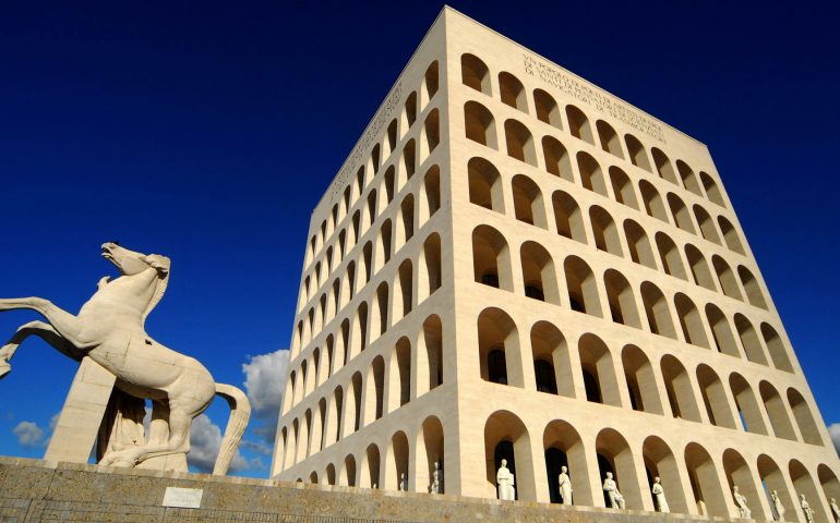 Monumenti romani: il Palazzo della Civiltà Italiana, chiamato affettuosamente “il Colosseo quadrato”