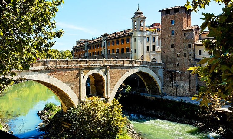 Monumenti romani: il ponte Fabricio, uno dei più antichi della città