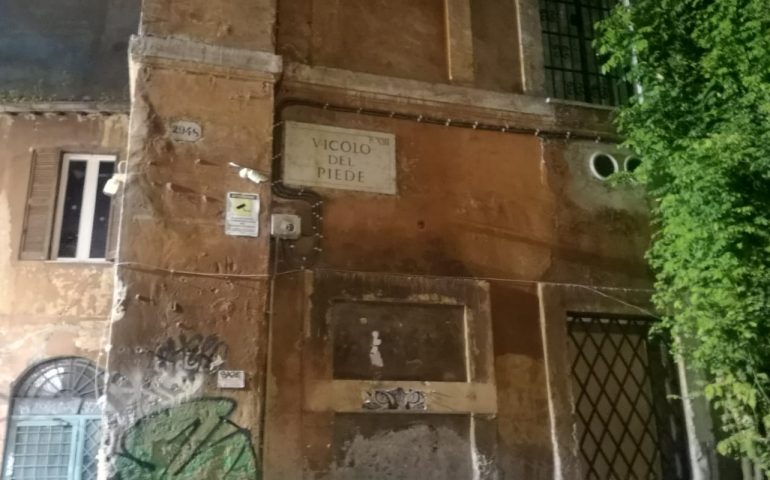 Lo sapevate? Perché a Roma c’è una via che si chiama Vicolo del Piede?