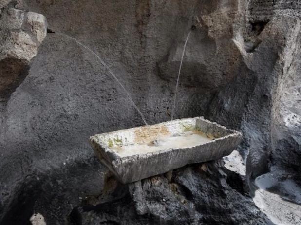 Lo sapevate? Sul lato destro della Fontana di Trevi c’è la fontanina degli innamorati