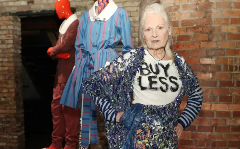 Addio a un’altra regina d’Inghilterra: è morta Vivienne Westwood, la stilista che creò la moda punk e anticonformista