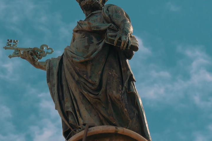 Lo sapevate? Chi rappresenta la statua sopra la Colonna Traiana?