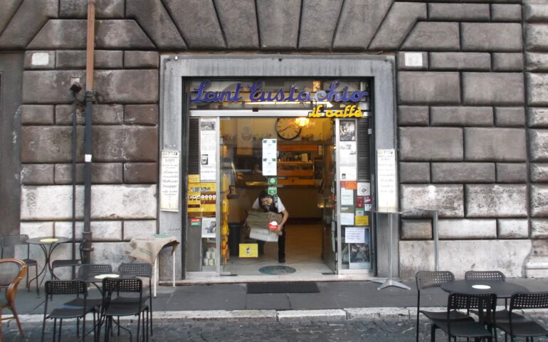 “Il caffè più bono de’ Roma”. A piazza Sant’Eustachio la torrefazione con una ricetta segreta.
