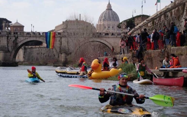 A Roma si è svolto il Carnevale sul Tevere. In maschera sulle canoe fino a Castel Sant’Angelo