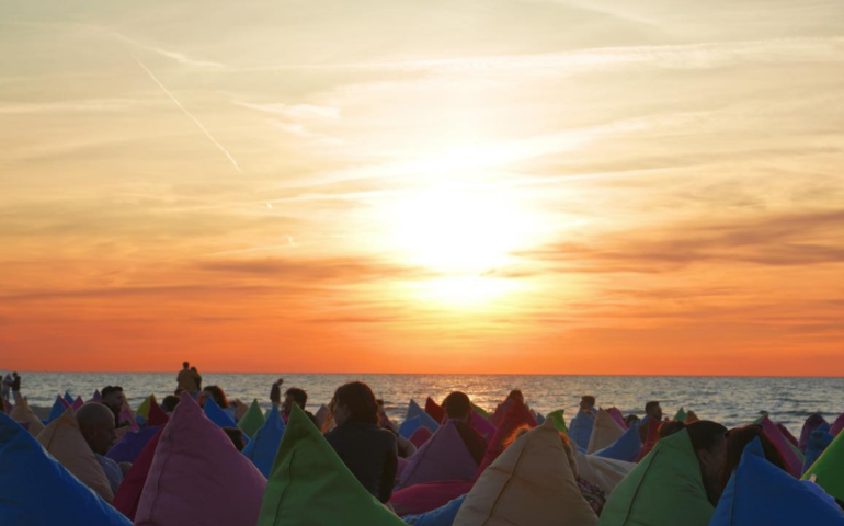 Conoscete già Amare Holi Beach? Ad un’ora da Roma c’è il lido più amato dai giovani!