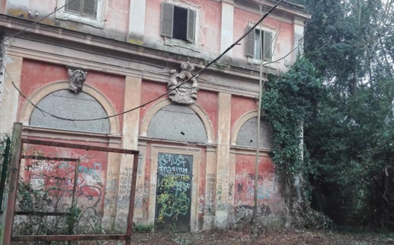 Nel quartiere Parioli Villa Ada è ancora nel più completo degrado