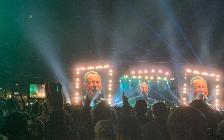 La luna sorride a Bruce Springsteen che grida “Ciao Roma!”. Vistanet presente al concerto nella capitale