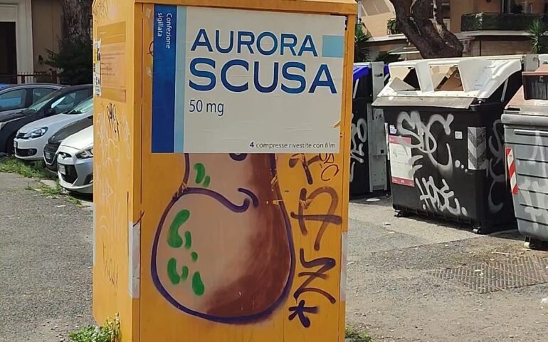 Svelato il mistero di “Aurora Scusa”: cosa sono quelle scritte che tappezzano Roma e Ostia?