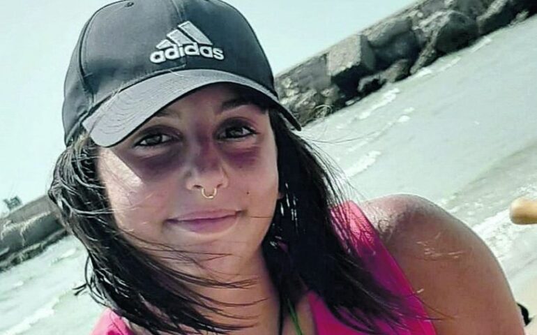 Sabaudia, nel primo giorno di lavoro da bagnina una ragazza di 20 anni salva 5 persone