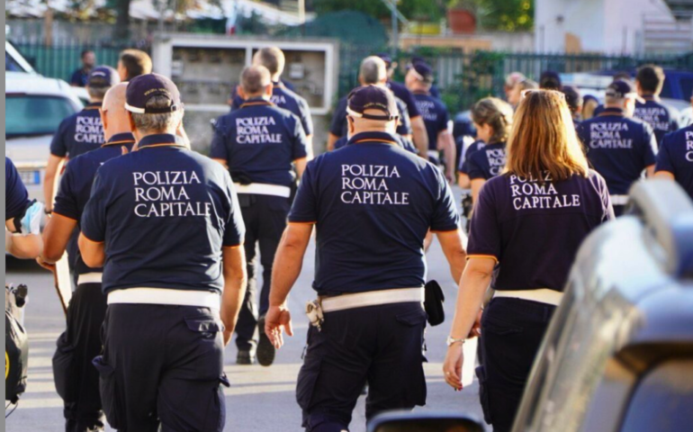 Centocelle, donna multata si mangia il verbale
