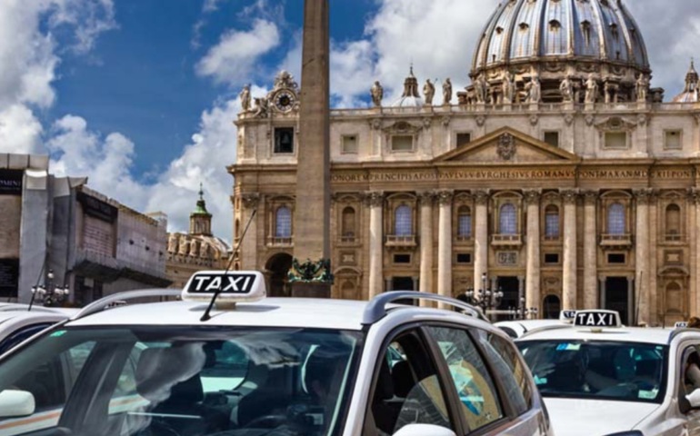 A Roma l’emergenza taxi continua: turisti e cittadini in coda sotto il sole anche per ore