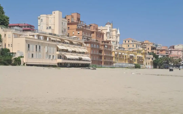 Anzio, bambini giocano con una bomba a mano trovata in spiaggia