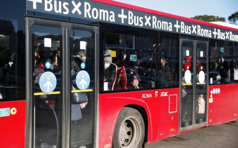 Fine dei trasporti pubblici gratuiti per i giovani Under 19 a Roma: l’abbonamento ora avrà un costo di 50 euro