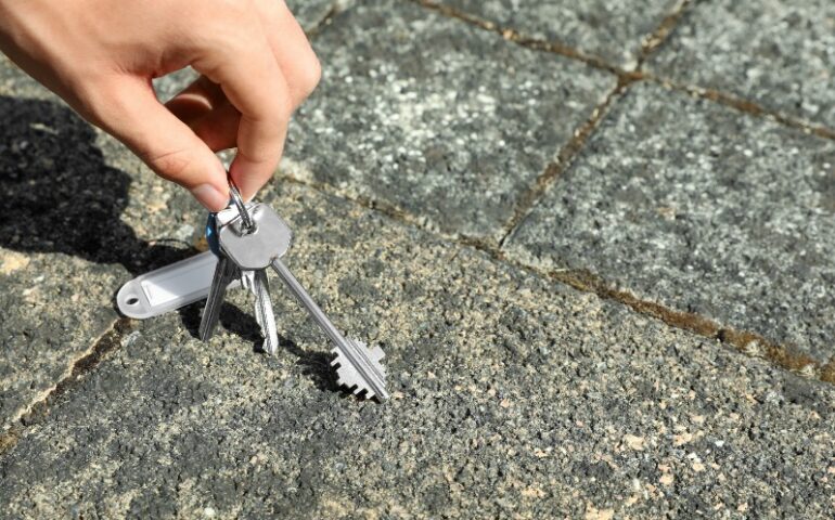 Roma, si moltiplicano i tentativi di truffa agli anziani. E spunta il raggiro del mazzo di chiavi per terra