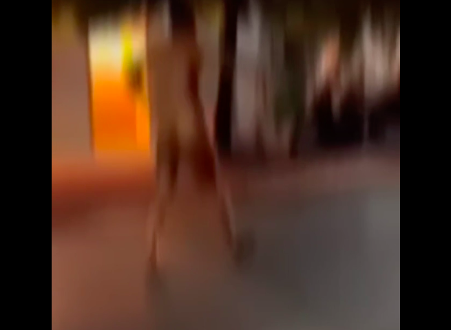 Completamente nudo per le strade di San Lorenzo