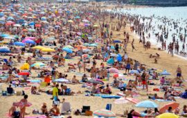 Una spiaggia affollata