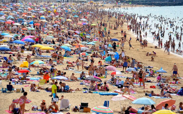Una spiaggia affollata