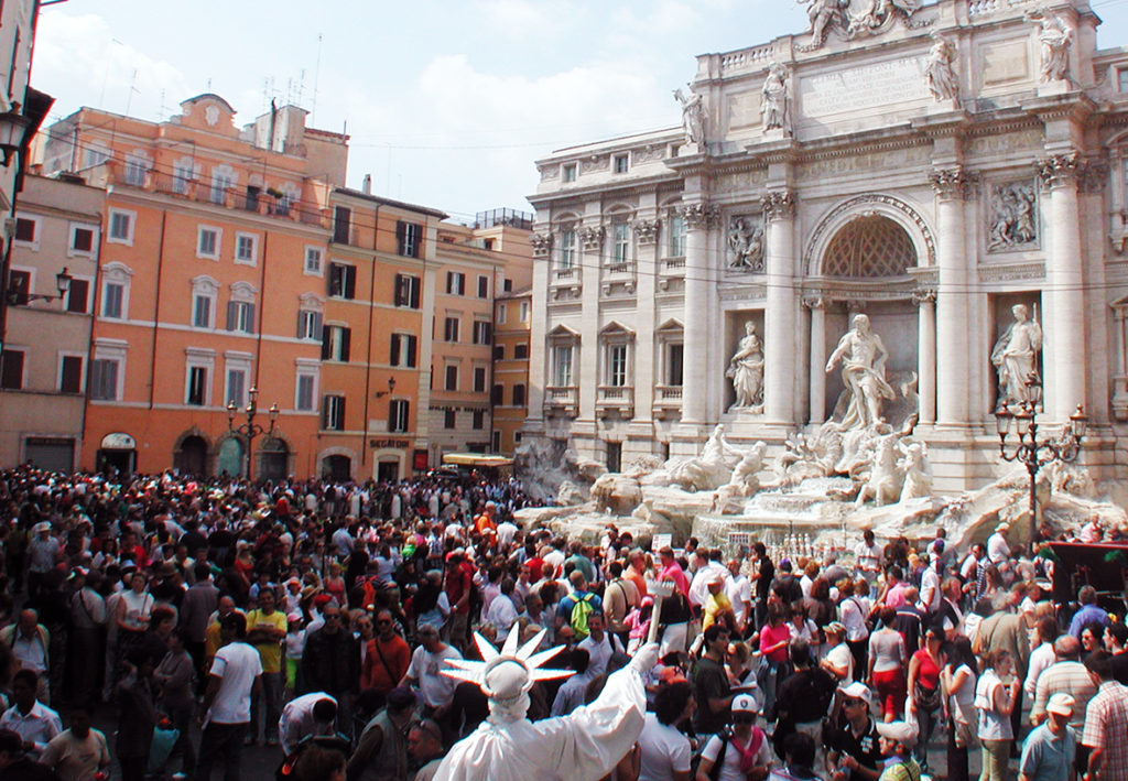 La Fontana di Trevi circondata dai turisti