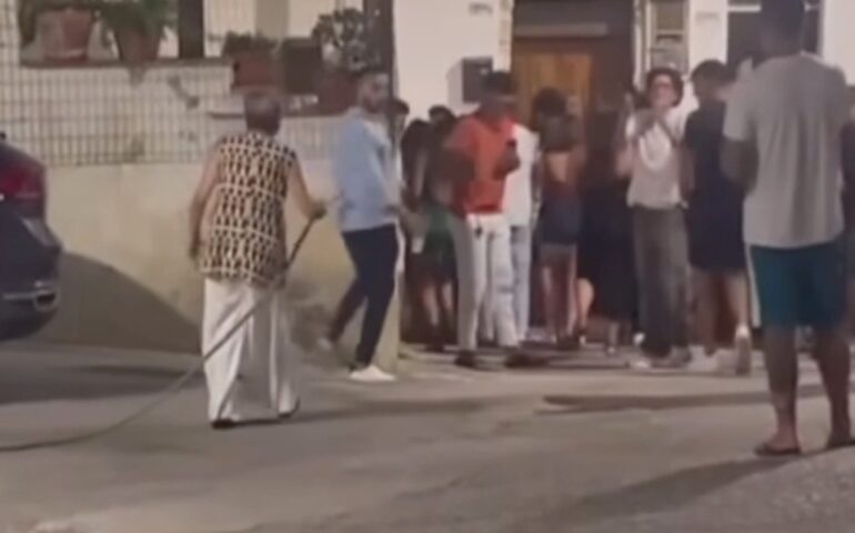 San Felice Circeo: un’anziana residente si oppone alla movida in modo inusuale
