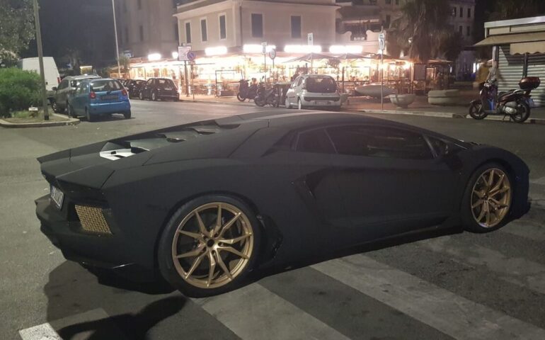 Ostia, parcheggia la sua Lamborghini sulle strisce ma i vigili lo graziano