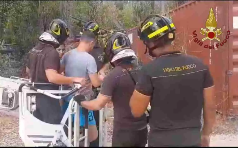 Pomezia, paura al parco divertimenti: si bloccano le montagne russe, sei persone sospese in aria
