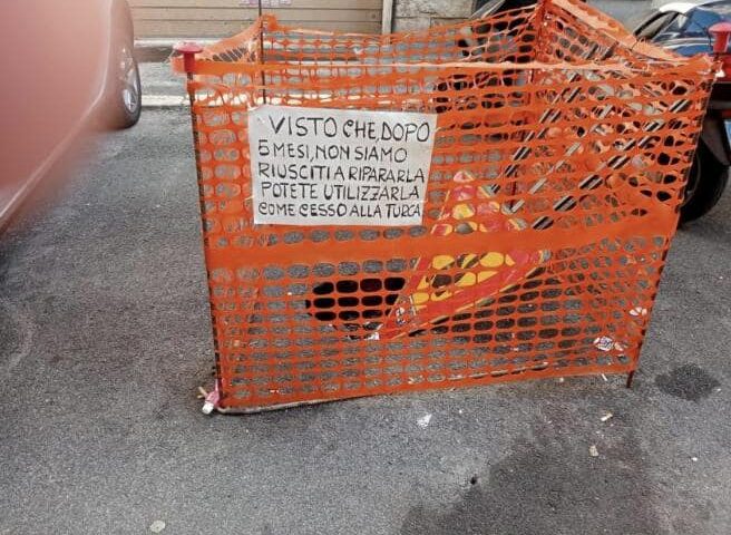 Buche e degrado a Roma: l’ironia degli abitanti esasperati in una foto