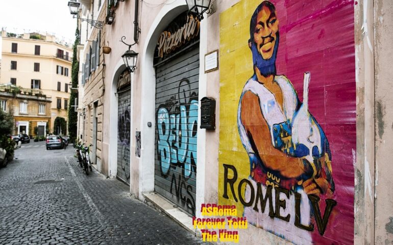 Lukaku arriva a Roma e in città compare il primo murale per il bomber belga