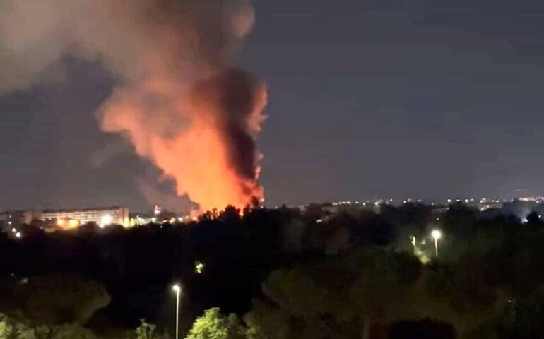 Via di Ponte Mammolo brucia: altro grave incendio a Roma