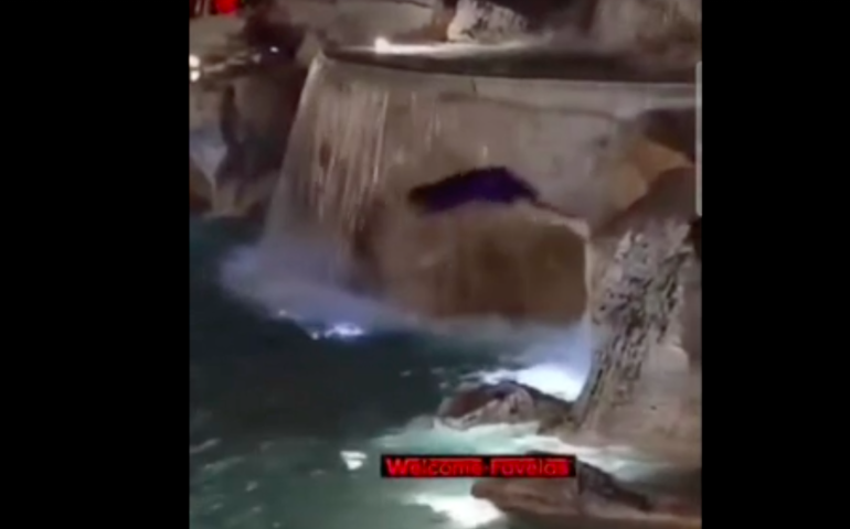 Turista si tuffa nella Fontana di Trevi, la rabbia dei Romani: “Metteteci i piranhas”