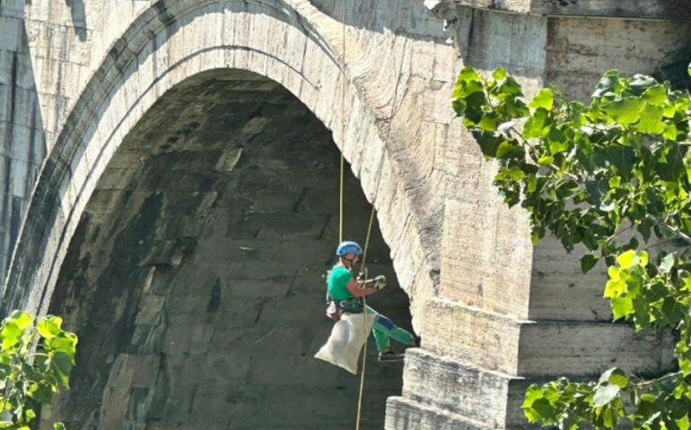 Ponte Sant’Angelo ritorna a splendere: in azione acrobati con le funi per pulirlo