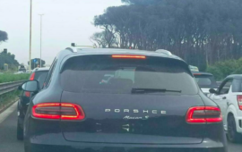 Porsche, il colpo di genio: la scritta sbagliata “Porshce” diventa virale