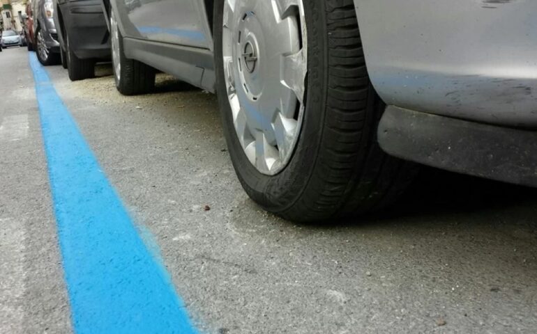 Roma, aumentano di 50 centesimi l’ora i parcheggi nelle strisce blu