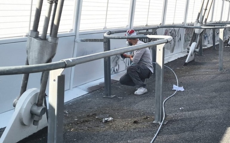 Ponte Settimia Spizzichino, in corso operazione di ripulitura e pulizia dai rifiuti