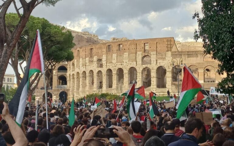 Migliaia di persone alla manifestazione per la Palestina a Roma