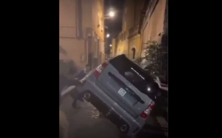 Trastevere, macchina parcheggiata in mezzo alla strada, gli automobilisti la ribaltano e riescono a passare