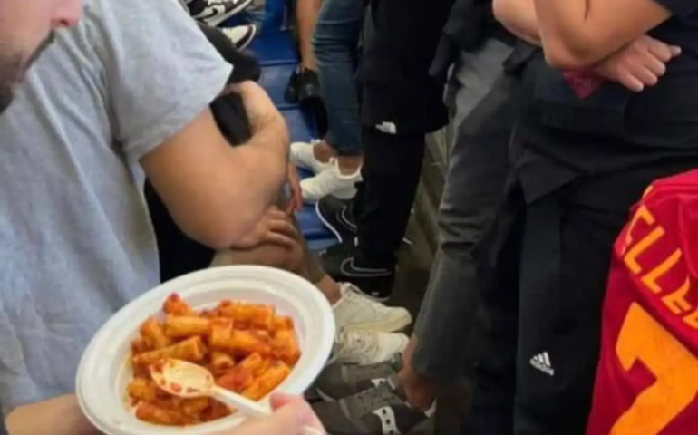Gustosi rigatoni in Curva Sud durante l’intervallo: una scena memorabile