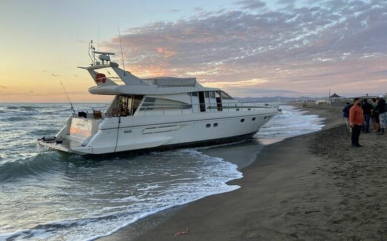 Il mistero dello yacht arenato sulla spiaggia di Fregene