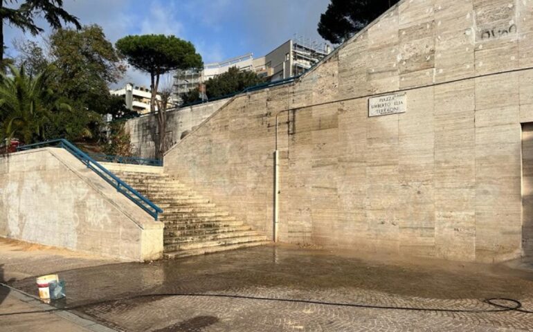 Strade, ripristinata scalinata danneggiata da incidente al capolinea Metro Eur