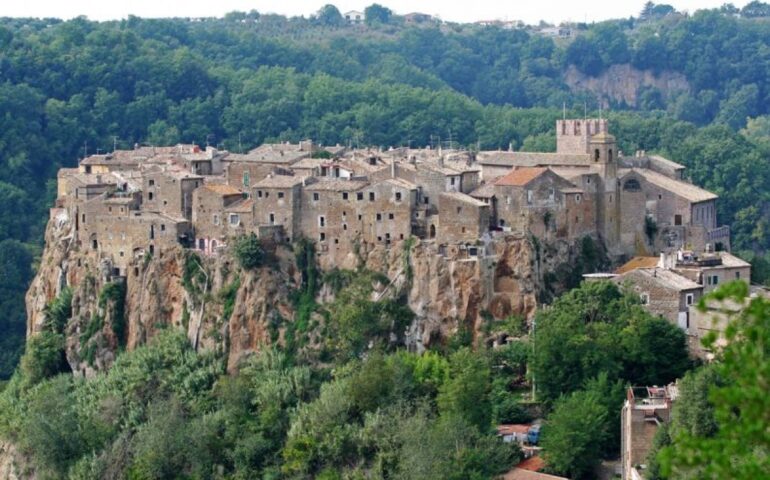 Calcata, il borgo magico dove vivono fricchettoni, artisti, gatti e streghe, a pochi chilometri da Roma