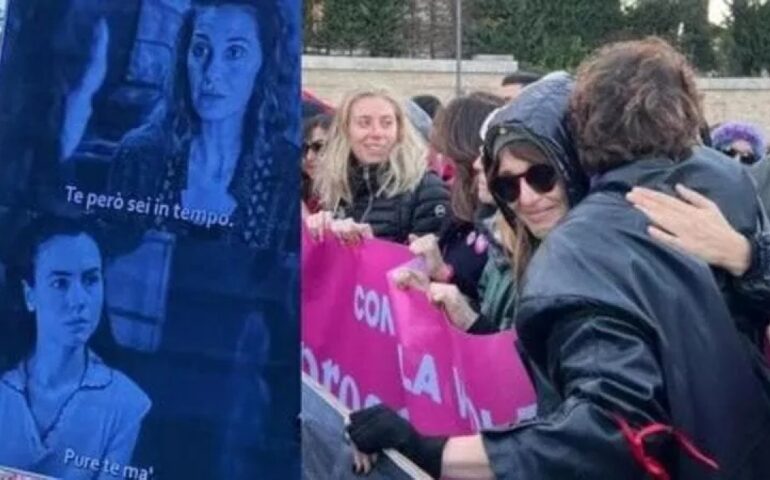 “C’è ancora domani”: Paola Cortellesi abbraccia la sua fan Caterina al corteo contro la violenza sulle donne