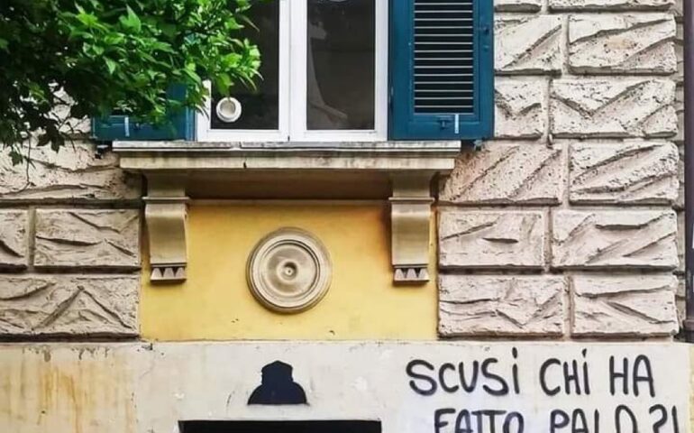 Il Secondo tragico Fantozzi rievocato sui muri di Roma: “Scusi, chi ha fatto palo?”