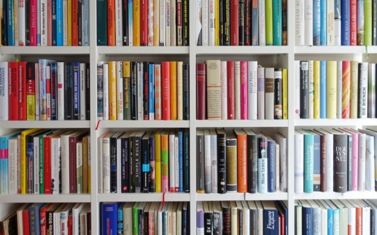 Appello di Saviano per una sistemazione dei suoi 13.000 libri. Si muove il Comune di Roma