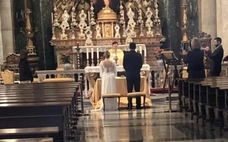 Matrimonio in una chiesa vuota di Roma: l’insolita scena che fa il giro dei social