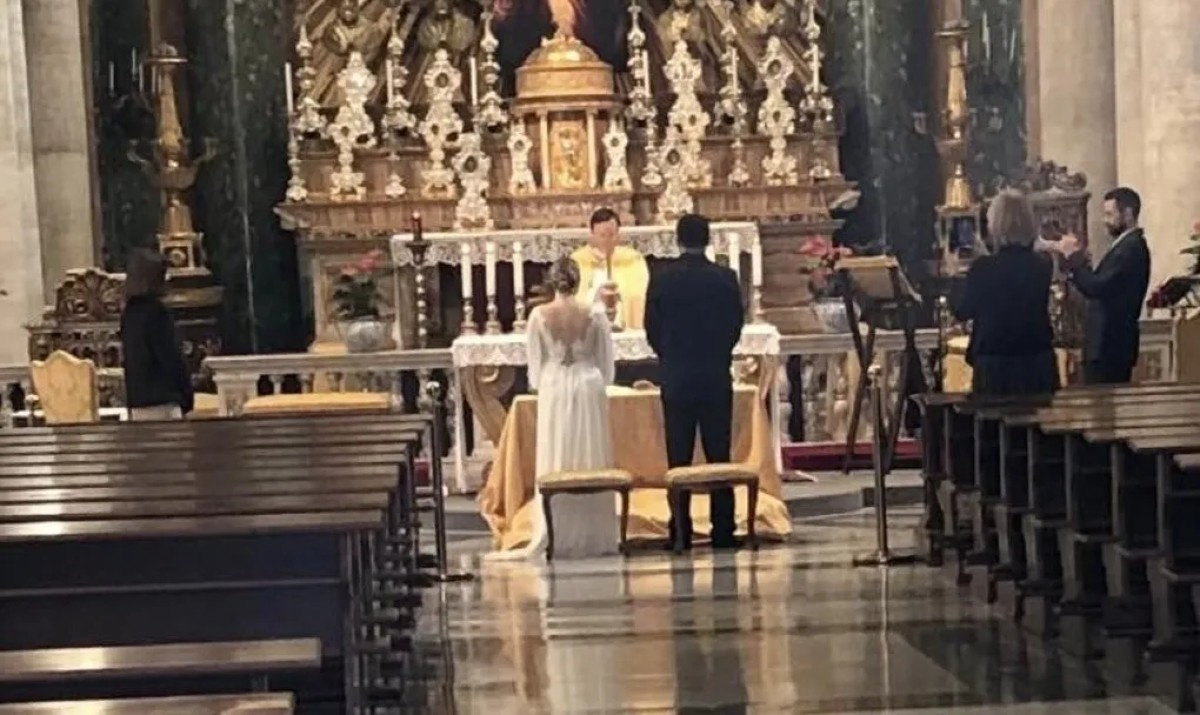 Sognare Di Entrare In Una Chiesa Vuota L'insolita scena ripresa dalla collaboratrice parlamentare