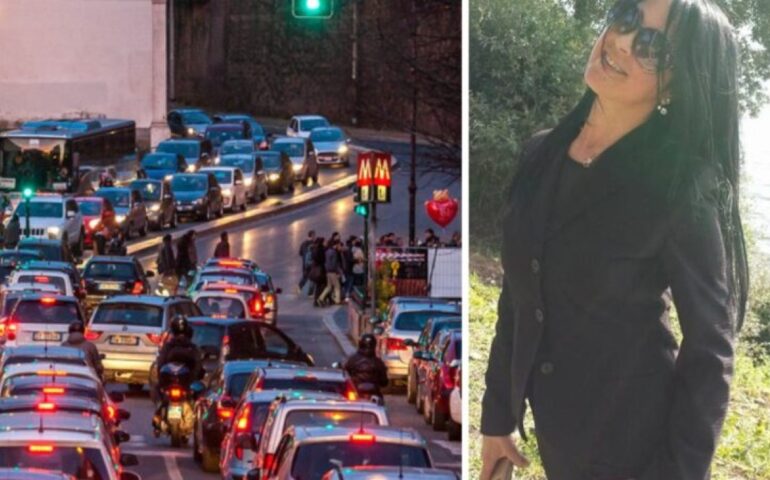 Donna partorisce in mezzo al traffico di Roma: i passanti applaudono