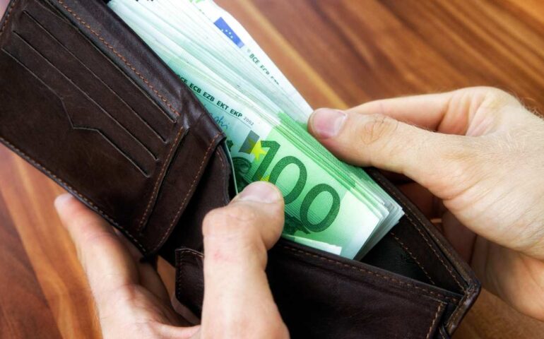 Cisterna di Latina, trova un portafoglio con duemila euro e lo restituisce